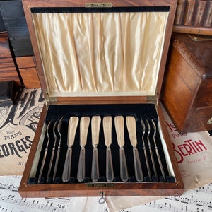 Antique English silver plate boxed set of 6 knives and forks.Vintage cutlery Birmingham silver, vintage tableware flatware, fish servers