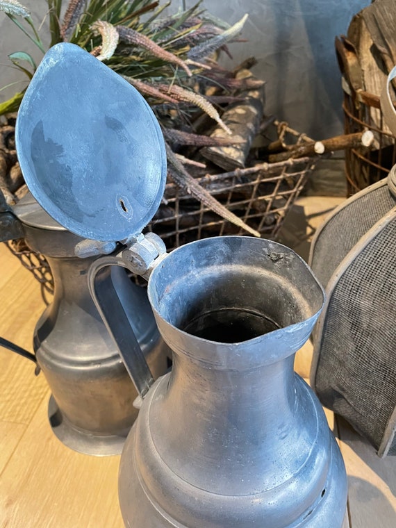 Ancien pichet etain dans objets du xxe siècle et récents