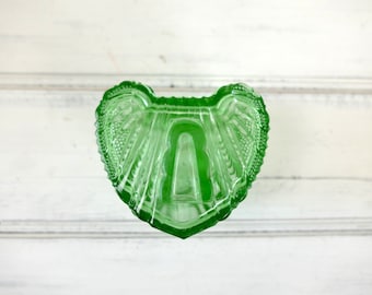 チェコのガラス製品アールデコ調の緑色のプレスガラスの小物入れ、ボンボン皿、ハート型のガラス、化粧台の装飾、緑色のガラスの蓋付き瓶