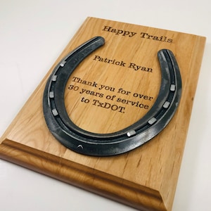 Arte em ferradura, placa de madeira personalizada em ferradura, ferradura de aniversário, placa pessoal de aposentadoria, placa pendurada, ferradura gravada
