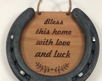 Bendice este hogar con amor y suerte, herradura de la suerte, herradura dorada, herradura grabada, regalo para casa nueva, regalo de inauguración, me encantan los caballos