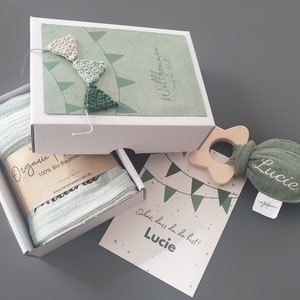 Confezione regalo per bebè personalizzata verde - regalo per la nascita, 4 parti, confezione regalo, biglietto per la nascita, giocattolo di presa in stoffa scoppiettante, stoffa in mussola