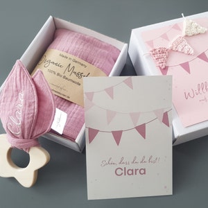 Baby Geschenkbox personalisiert in rosa - Geschenk zur Geburt mit Name 4 Teile Geschenkbox, Karte, Knistertuch Greifling, Musselintuch