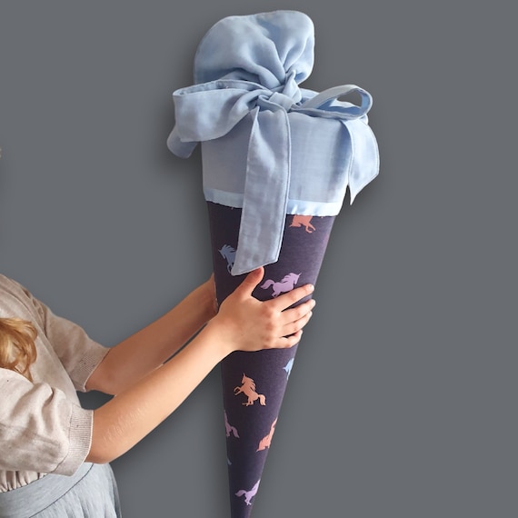 Personalisierte Schultüte Einhorn aus Musselin in Blau Bestickte