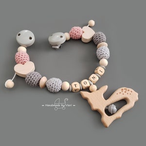 Kinderwagenketting met naam hert fawn met gehaakte bal gepersonaliseerde gehaakte meisjesroze houten hartwagenketting