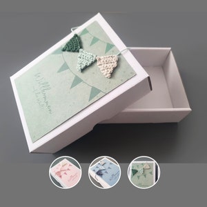 Baby Geschenkebox 12x15cm mit Girlande personalisiert - Hochwertige Baby Geschenkverpackung für besondere Momente, Babybox
