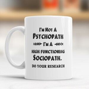 Puede incluir: Taza de café de cerámica blanca con texto negro que dice "No soy un psicópata - Soy un sociópata de alto funcionamiento. Haz tu investigación."