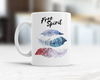 Caneca de café com penas Free Spirit, caneca de café exclusiva de cerâmica branca com frases inspiradoras, presente de aniversário para melhor amiga, estilo boho
