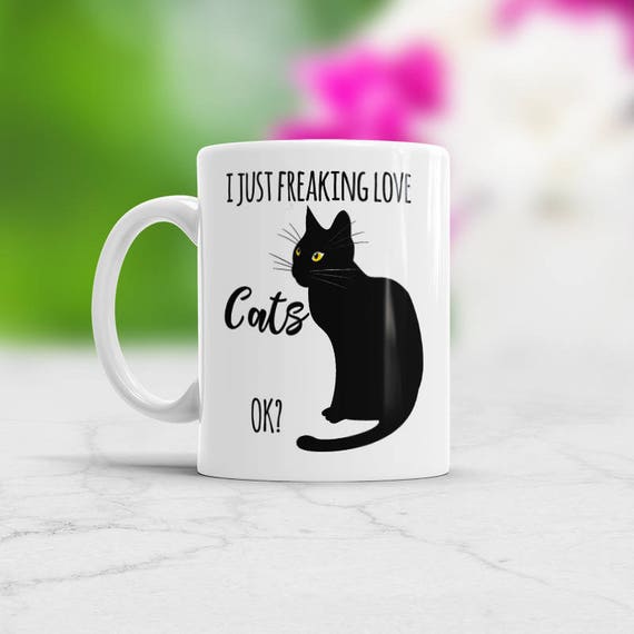 Tazza Divertente Per Amanti Dei Gatti – I Cani Hanno Padroni, I Gatti Hanno Personale – Stampata A Mano In Germania – 330 Ml