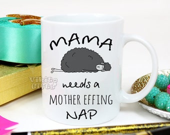 Prezent dla zmęczonej mamy, mama potrzebuje drzemki. Zabawny kubek na kawę dla młodej mamy. Prezent na Dzień Matki.