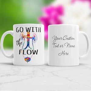 Può includere: Tazza in ceramica bianca con un'illustrazione anatomica colorata dei reni e il testo "Go with the Flow". L'altro lato della tazza ha il testo "Your Custom Text or Name Here".