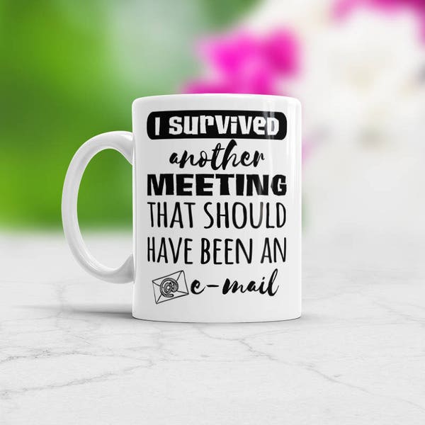 Tasse de bureau humoristique, « I survived another Meeting that should have been an email », cadeau pour collègue, tasse à café blague bureau (blanc/noir