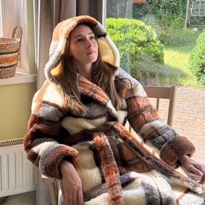 Merino wool bathrobe with hood and pocket Wool dressing gown Sheep wool bathrobe Gift for mom Gift for dad Morgenmantel aus Wolle Wool coat