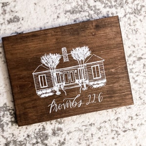 Holz-Andenken-Hauszeichnung mit individueller Kalligraphie für geliebtes Zuhause, personalisiertes Einweihungsgeschenk, sentimentales 5-Jahres-Jubiläumsgeschenk Bild 1