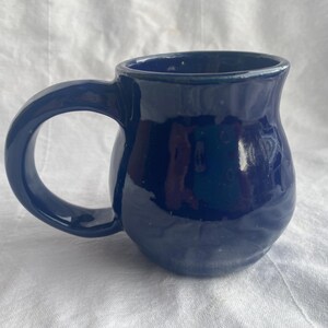 Pequeñas tazas de cerámica "barrigonas" hechas a mano