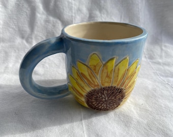Tazza in ceramica a forma di girasole; fatta a mano/dipinta a mano
