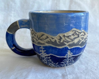 Taza de cerámica con paisaje de montaña; hecha a mano/pintada a mano