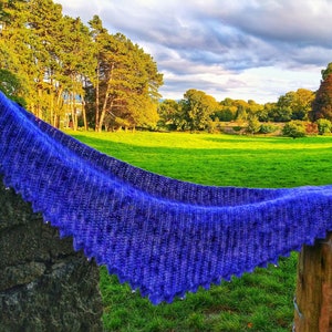 Marie crochet scarf, simple beginner friendly scarf, triangle scarf, UK and US terms, easy PDF, crochet pattern, crochet patterns beginners