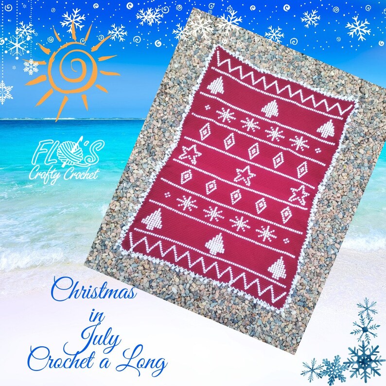 K&ouml;nnte beinhalten: Eine rote H&auml;keldecke mit einem wei&szlig;en Schneeflocken- und Weihnachtsbaummuster. Die Decke liegt an einem Strand mit blauem Himmel und Sonne. Der Text "Christmas in July Crochet a Long" befindet sich am unteren Rand des Bildes.