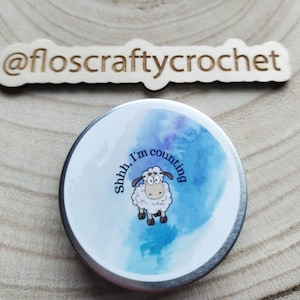 Stitch marker tin for crochet | Shh i'm Counting sheep | knitting, stitch markers, tin, case, Flos Crafty Crochet, notions, keyring holder