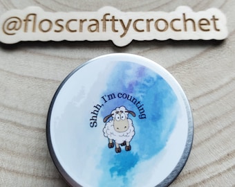 Stitch marker tin for crochet | Shh i'm Counting sheep | knitting, stitch markers, tin, case, Flos Crafty Crochet, notions, keyring holder