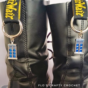 Dr who Polizei Box, Tardis, Dr. Marten, Doc Charme l Doc Charme | Doc Martens | Stiefelcharme | Marder | Stiefel | Felsen