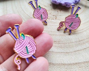 Knitting & crochet pin badge, knitting needles, crochet hook, ball of wool, yarn enamel, metal, cute kawaii craft gift, flos crafty crochet