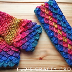 Puede incluir: Dos guantes sin dedos de crochet arcoíris y una diadema a juego. El patrón de crochet es un punto de escama, creando un aspecto texturizado. Los colores son un degradado de rojo, naranja, amarillo, verde, azul y morado.