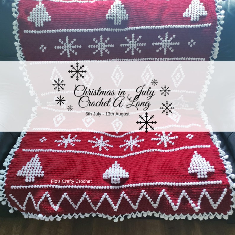 K&ouml;nnte beinhalten: Eine rot-wei&szlig;e H&auml;keldecke mit dem Thema "Weihnachten im Juli, H&auml;kel-Aktion". Die Decke zeigt Schneeflocken, Weihnachtsb&auml;ume und einen gewellten Rand. Der Text "Christmas in July Crochet A Long" und "6th July - 13th August" ist auf der Decke zu sehen.