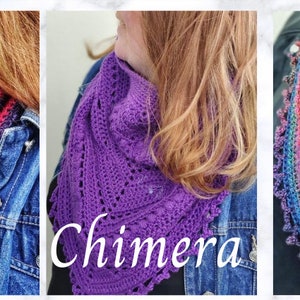 Peut inclure: Trois ch&acirc;les au crochet aux tons de violet, rose, bleu et vert. Les ch&acirc;les sont triangulaires, avec des motifs de dentelle complexes et un bord festonn&eacute;. Le mot "Chimera" est &eacute;crit en blanc sur l'un des ch&acirc;les.
