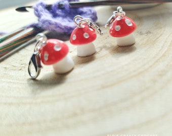 Mushroom stitch marker, Fly agaric, red, crochet, knitting, flos crafty crochet, knitting, zip pull, charm, progress keeper, notions,