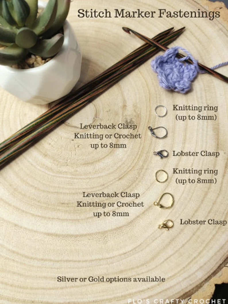 Pu&ograve; includere: Primo piano di marcatori di punto con diversi fermagli, tra cui fermagli a leva e fermagli a moschettone. Il testo recita "Stitch Marker Fastenings", "Leverback Clasp Knitting or Crochet up to 8mm", "Knitting ring (up to 8mm)", "Lobster Clasp", "Silver or Gold options available", e "FLO'S CRAFTY CROCHET".