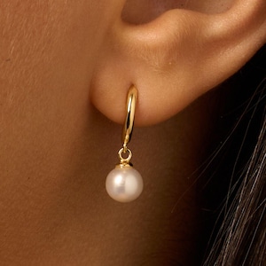 Aros de perla dorada / Pendientes colgantes minimalistas de perla / Pendientes de perla de agua dulce de plata chapada en oro de 18 quilates / Regalo para ella