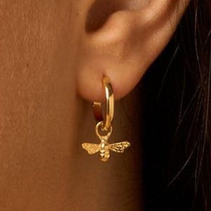 Aros de abeja de oro / Aros colgantes de abeja / Aros delicados de abeja de plata chapada en oro de 18 quilates / Aros de animales / Regalo para ella