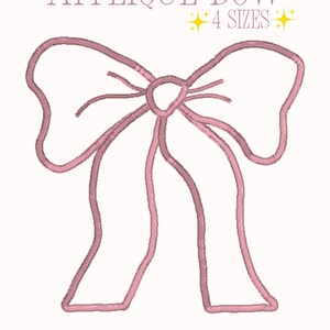 Può includere: Un disegno di fiocco applicato rosa con il testo "APPLIQUE BOW" e "4 SIZES". Il fiocco è un semplice contorno con una trama cucita, ideale per progetti di artigianato. Il design è su sfondo bianco.