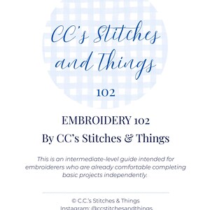 Puede incluir: Sobre un fondo blanco, un círculo azul con estampado de cuadros muestra "CC's Stitches and Things 102". Debajo, se lee "EMBROIDERY 102" y "By CC's Stitches & Things". La guía es para bordadores intermedios.