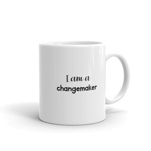 Puede incluir: Taza de café de cerámica blanca con una inscripción negra que dice "Soy un agente de cambio".