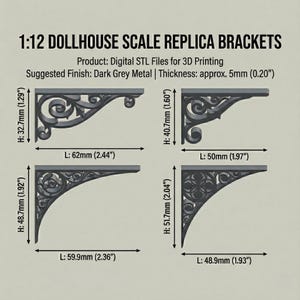 Puede incluir: Cuatro soportes de réplica de casa de muñecas de metal gris oscuro con diseños ornamentados, que se muestran en varios tamaños. Las dimensiones se proporcionan en milímetros y pulgadas. El texto "1:12 DOLLHOUSE SCALE REPLICA BRACKETS" está incluido. El producto son archivos STL digitales para impresión 3D.