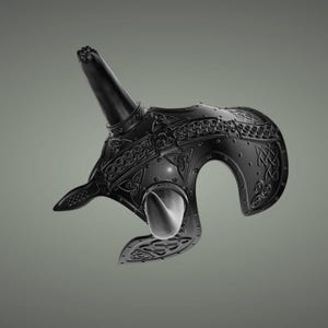 Puede incluir: Un casco de metal negro con intrincados dise&ntilde;os de nudos celtas. El casco tiene una cresta puntiaguda y una visera curva.
