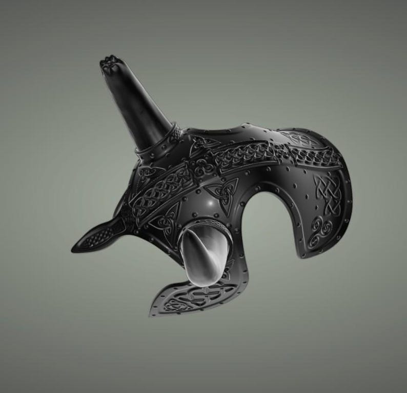Puede incluir: Un casco de metal negro con intrincados dise&ntilde;os de nudos celtas. El casco tiene una cresta puntiaguda y una visera curva.