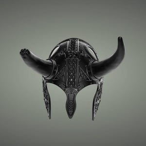 Puede incluir: Un casco vikingo negro con cuernos y detalles intrincados de metal. El casco tiene un dise&ntilde;o de nudo celta y est&aacute; hecho de metal.