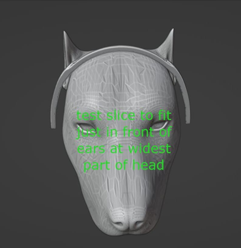 Puede incluir: Una m&aacute;scara de lobo gris impresa en 3D con una diadema. El texto "test slice to fit just in front of ears at widest part of head" est&aacute; impreso en la m&aacute;scara.