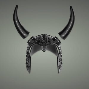 Puede incluir: Un casco vikingo negro con cuernos. El casco tiene detalles intrincados y una punta puntiaguda.