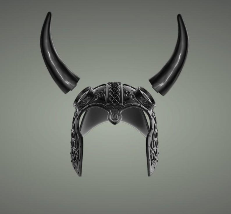 Puede incluir: Un casco vikingo negro con cuernos. El casco tiene detalles intrincados y una punta puntiaguda.
