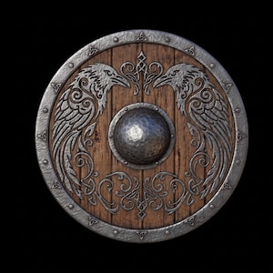 Könnte beinhalten: Ein runder Holzschild mit einem zentralen, gehämmerten Metallbuckel und einem silberfarbenen Metallrand. Zwei symmetrische, silberne Rabenmotive mit komplexen Knotenmustern sind in das Holz eingraviert und stehen sich über dem Dom gegenüber.