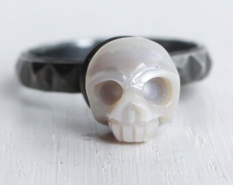 Pearl skull memento mori ring – size 7.5 - Sterling silver gothic grey pearl jewelry – witchy talisman – Halloween - danse macabre - Vanitas
