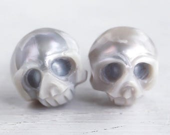 Pearl skull earrings sterling silver - gothic grey pearl jewelry – witchy style – Halloween gift - danse macabre – June birthstone gift