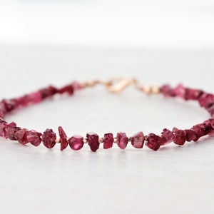 Spinel crystal beaded bracelet in rose gold filled, Raw pink spinel chips, spinel bracelet, red gemstone jewelry, boho gift for her
