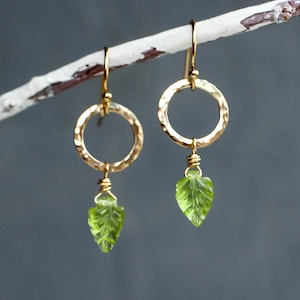 Pendientes de hoja de peridoto: Joyería de plata de ley con la piedra natal de agosto.