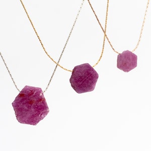 Colar de rubi bruto em ouro, pingente de rubi bruto em prata, colar de rubi em ouro rosa, colar de áries, rubi não tratado, joias de coríndon, 40º aniversário